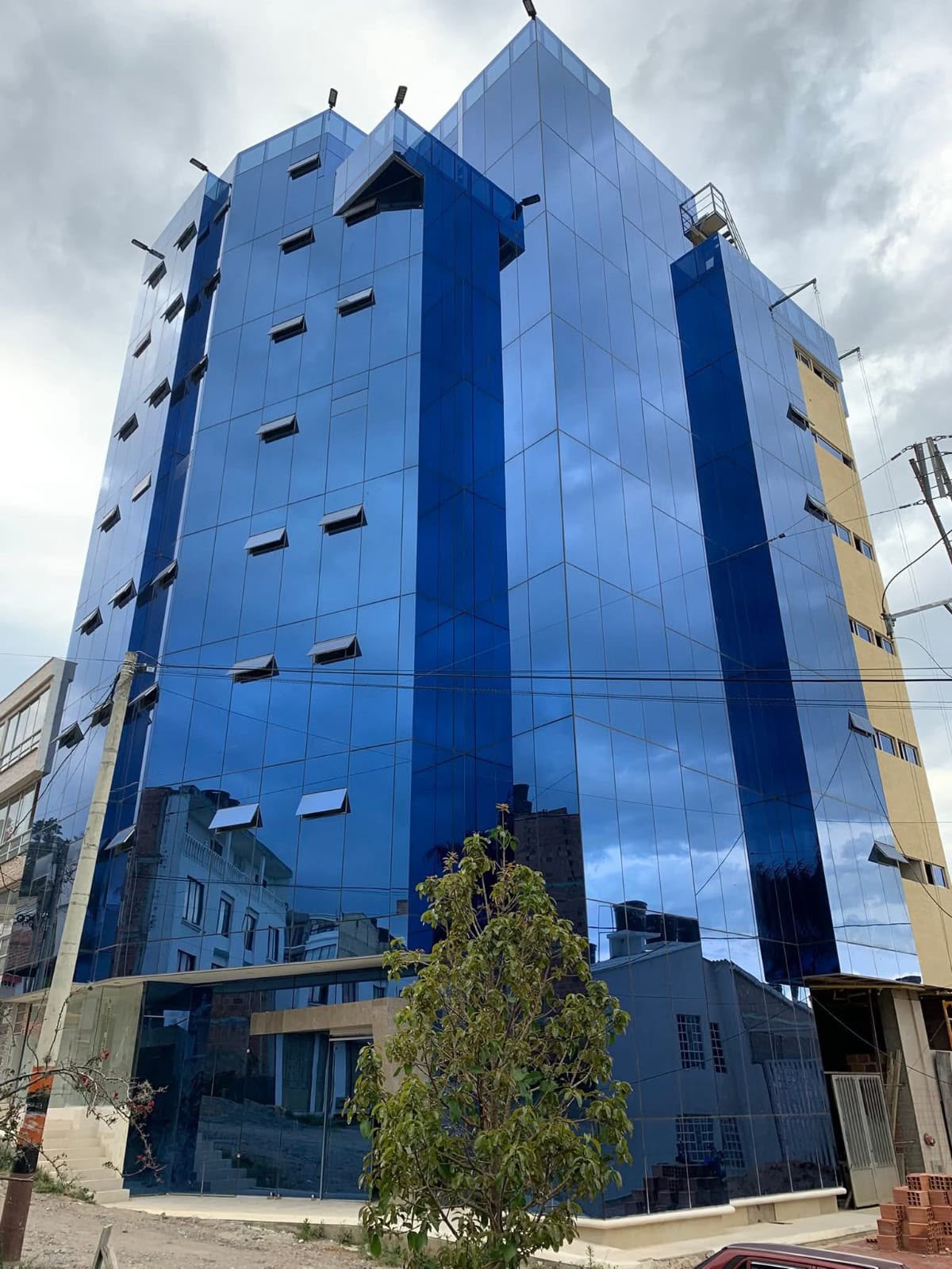 Después: Fachada de vidrio completa