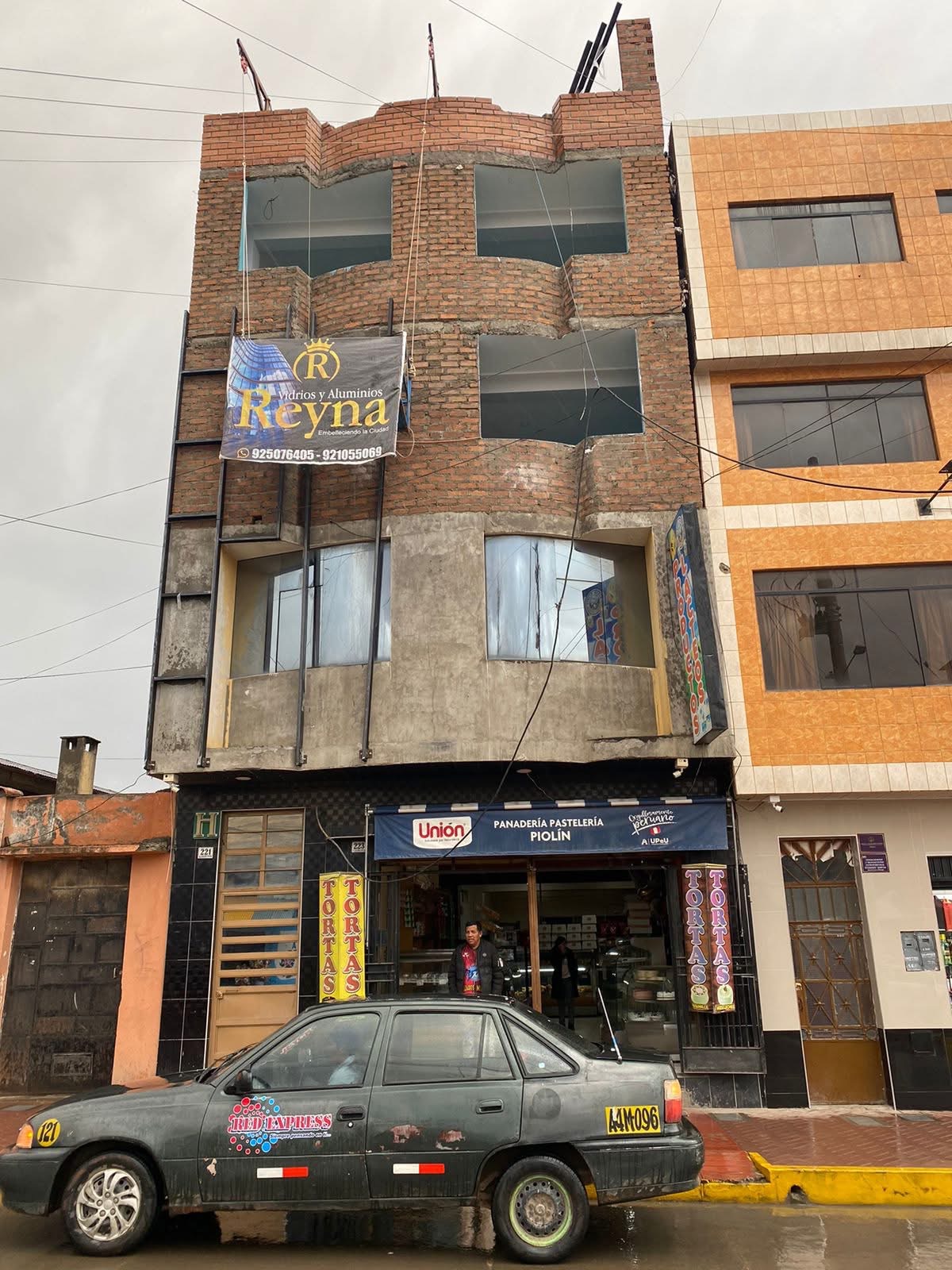 Antes: Fachada en obra Panadería Piolín