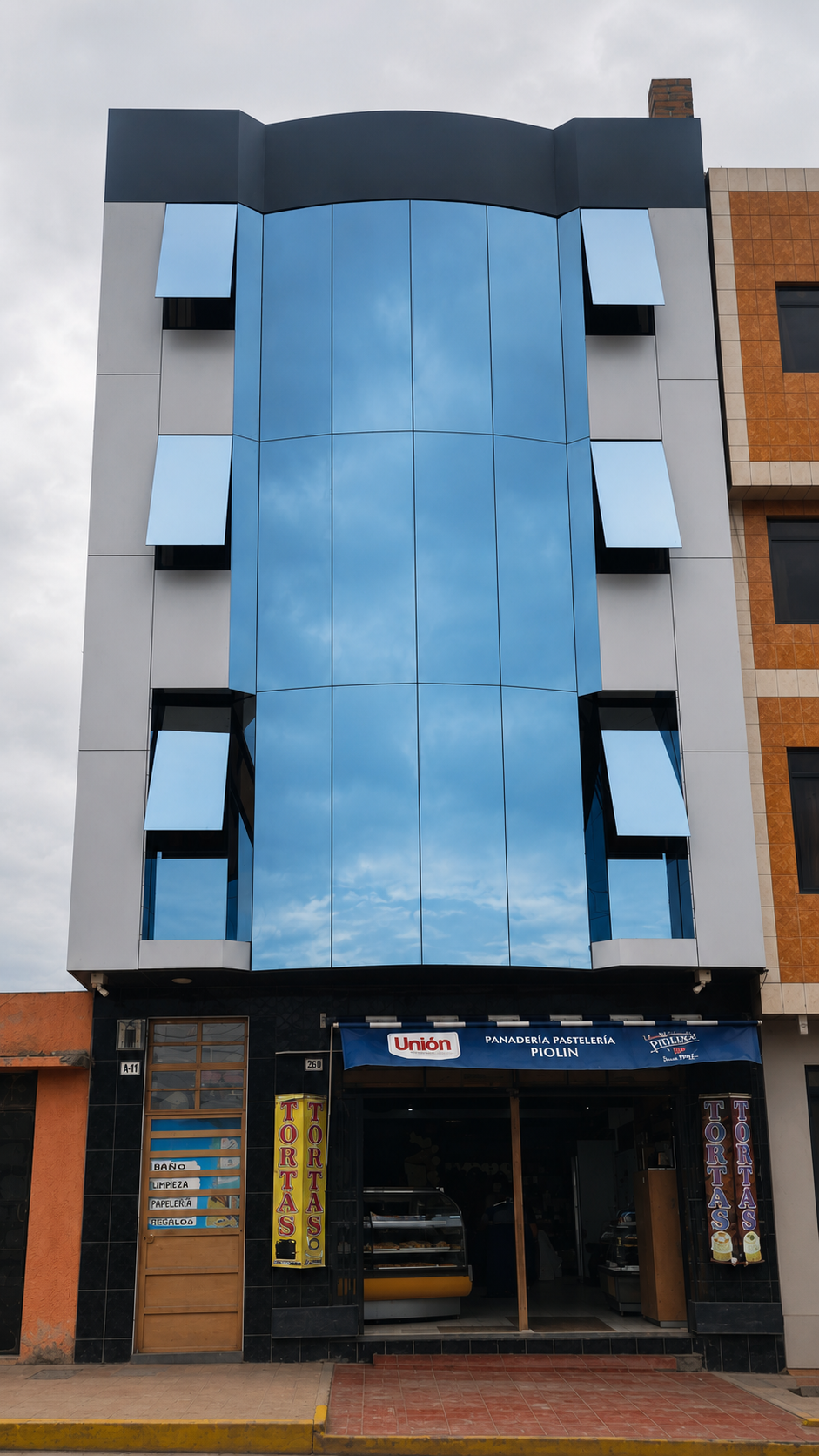 Después: Fachada de vidrio Panadería Piolín